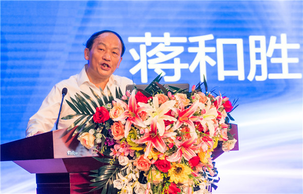 四川大學(xué)黨委委員、經(jīng)濟(jì)學(xué)院教授委員會(huì)主席、博導(dǎo)蔣和勝教授作了《當(dāng)前宏觀經(jīng)濟(jì)形勢(shì)與產(chǎn)業(yè)轉(zhuǎn)型升級(jí)》專題講座.jpg